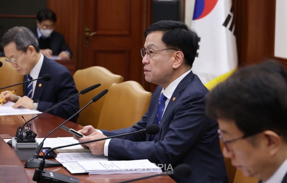 최상목 경제부총리 겸 기획재정부 장관이 14일 오전 서울 종로구 정부서울청사에서 열린 비상경제장관회의에 참석해 발언하고 있다.ⓒ뉴시스