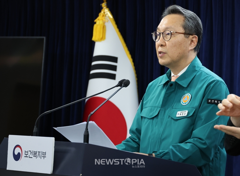 박민수 보건복지부 2차관이 14일 오전 서울 종로구 정부서울청사에서 의사 집단행동 중앙사고수습본부 정례 브리핑을 하고 있다. ⓒ뉴시스