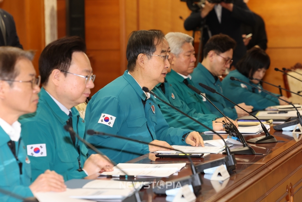 한덕수 국무총리가 19일 오전 서울 종로구 정부서울청사에서 열린 의사집단행동 대응 관계장관회의에 참석해 발언하고 있다. ⓒ뉴시스