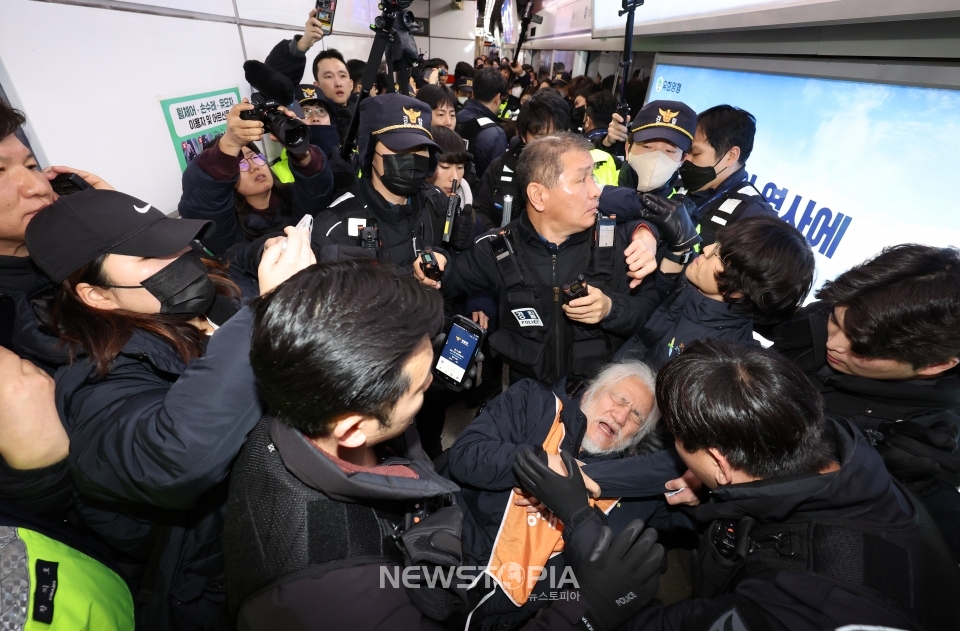 전국장애인차별철폐연대 박경석 대표 등 회원들이 6일 서울역 1호선 지하철 승강장에서 '58차 출근길 지하철 탑니다'를 진행하던 중 경찰 등 관계자들과 승강이를 벌이고 있다. 2024.02.06.ⓒ뉴시스