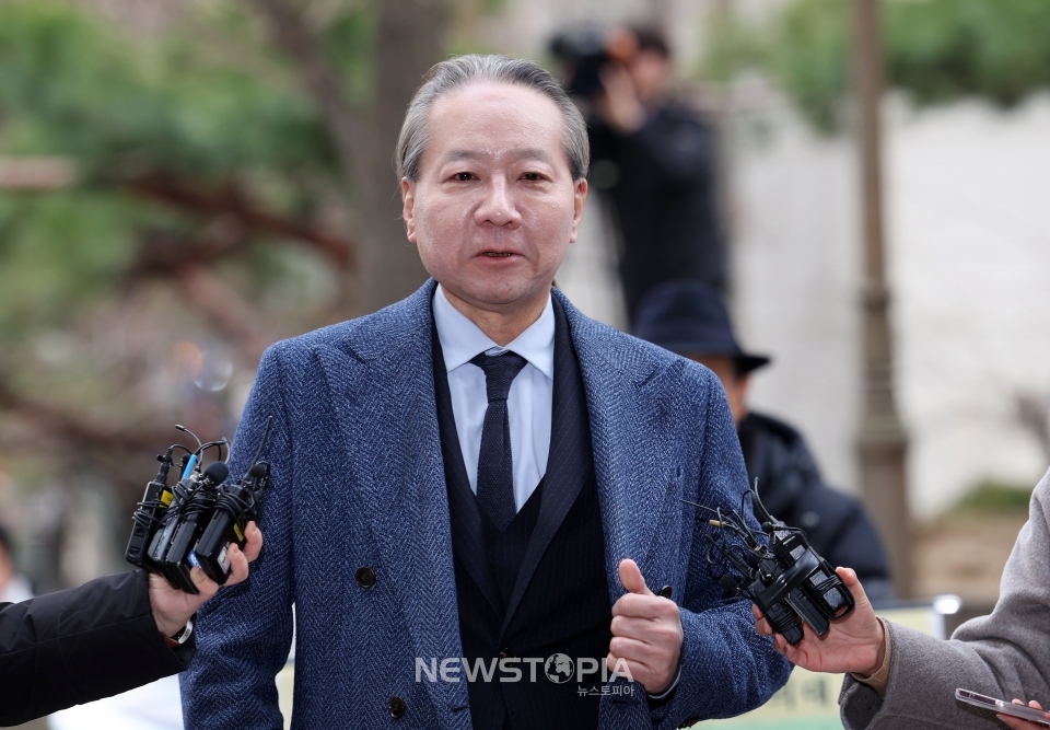 주수호 대한의사협회 비상대책위원회 언론홍보위원장이 전공의 집단사직 공모 의혹과 관련해 6일 서울 마포구 서울경찰청 공공범죄수사대로 출석하며 입장을 밝히고 있다. ⓒ뉴시스