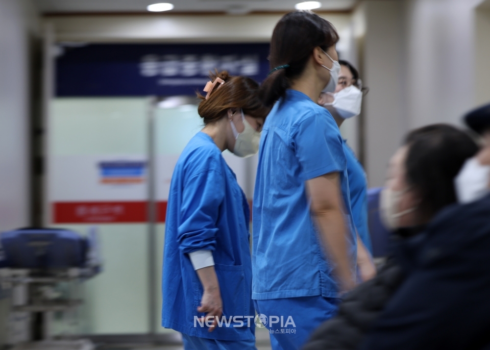 7일 보건복지부는 전공의 이탈에 따른 의료공백 최소화를 위해 8일부터 간호사들도 응급환자 심폐소생술 및 응급약물 투여를 가능케 한다는 내용의 '간호사 업무 관련 시범사업 보완 지침'을 시행한다고 밝혔다. 이날 오후 서울시내 한 대형병원에서 의료진이 이동하고 있다. ⓒ뉴시스