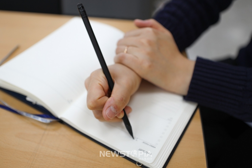 [서울=뉴시스] 26일 고려대학교 구로병원에 따르면 수전증은 형태와 양상이 다양하다. 손을 들거나 물건을 잡으려 움직일 때 나타나는 '운동 시 떨림', 가만히 손을 내려놓고 쉬고 있을 때 떨리는 '안정 시 떨림', 물체를 잡기 직전 손이 크게 떨리는 '말단성 떨림' 등으로 구분된다. (사진= 고려대 구로병원 제공)