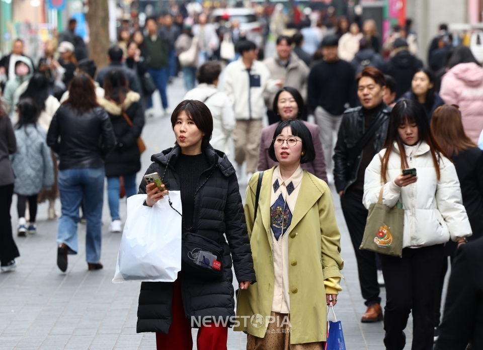 11일 한국관광공사의 한국관광 데이터랩에 따르면 지난해 방한한 외국인 관광객 1천103만명 중 30세 이하 관광객이 지난 2013년 27.6% 대비 8.1% 늘어난 35.6%(393만명)로 집계됐다. 이날 오후 서울 중구 명동거리에서 외국인 관광객들이 발걸음을 옮기고 있다.ⓒ뉴시스