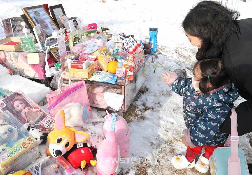 정인이 양부모에 대한 첫 재판이 열린 13일 경기도 양평군 서종면 하이패밀리 안데르센 공원묘원을 찾은 시민들이 고 정인 양을 추모하고 있다. 2021.01.13.ⓒ뉴시스