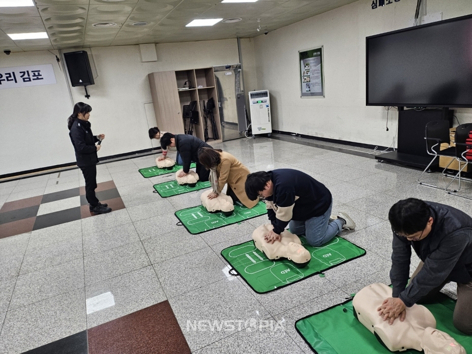 심폐소생술 교육. (사진=경기도소방재난본부 제공)