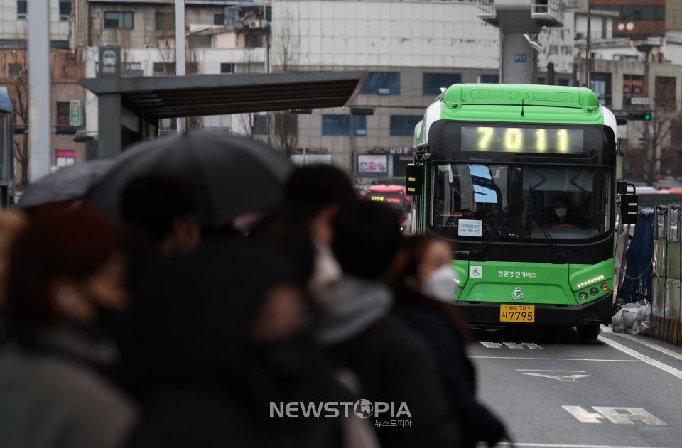 전국자동차노동조합연맹 서울시버스노동조합이 오는 28일 총파업 돌입을 예고했다. 임금 개선, 호봉 제도 개선 등을 주요 요구안으로 제시했지만, 실질적 협상 주체인 서울시는 일체의 대안을 제시하지 않고 있는 것으로 전해졌다. 노조는 26일 찬반 투표를 거쳐 총파업에 돌입할 계획이다. 27일 자정까지 서울지방노동위원회에서 막판 조정절차 합의를 도출하지 못하면 합법 파업이 가능해진다. 사진은 26일 서울역을 지나는 서울 시내버스와 이용객들 모습. ⓒ뉴시스