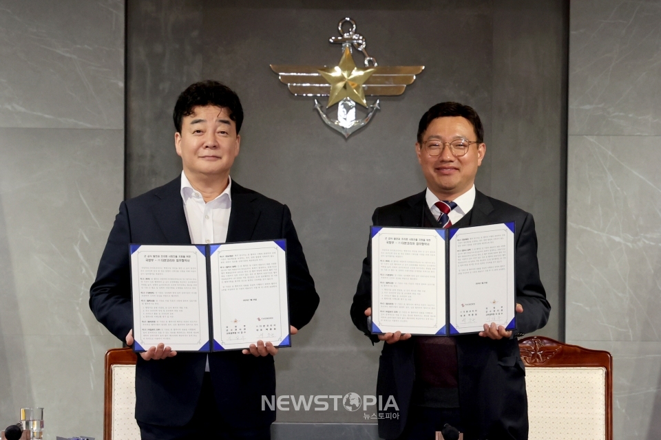 이갑수 국방부 군수관리관과 백종원 더본코리아 대표가 26일 국방부 청사에서 병영식당 개선을 위한 업무협약을 체결하고 있다. (사진=국방부 제공)