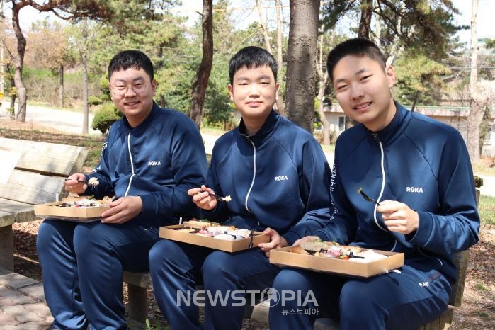 브런치데이를 즐기고 있는 장병들의 모습. 브런치데이는 아침과 점심 사이에 먹는 브런치를 병영에 도입한 급식혁신 제도 중 하나다. (사진=국방일보 제공)