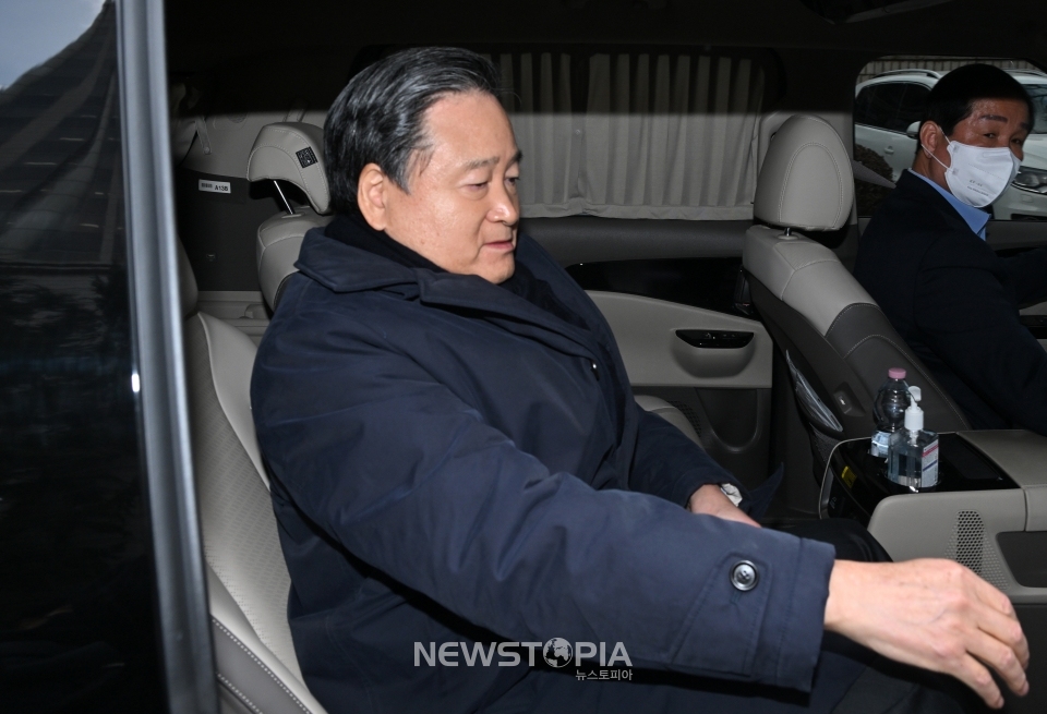 SPC 그룹 계열사 밀다원 주식을 저가에 양도한 혐의로 재판에 넘겨진 허영인 SPC그룹 회장이 2일 오전 서울 서초구 서울중앙지방법원에서 열린 1심 선고 공판에서 무죄를 선고받은 뒤 법정을 나서고 있다. 2024.02.02.ⓒ뉴시스