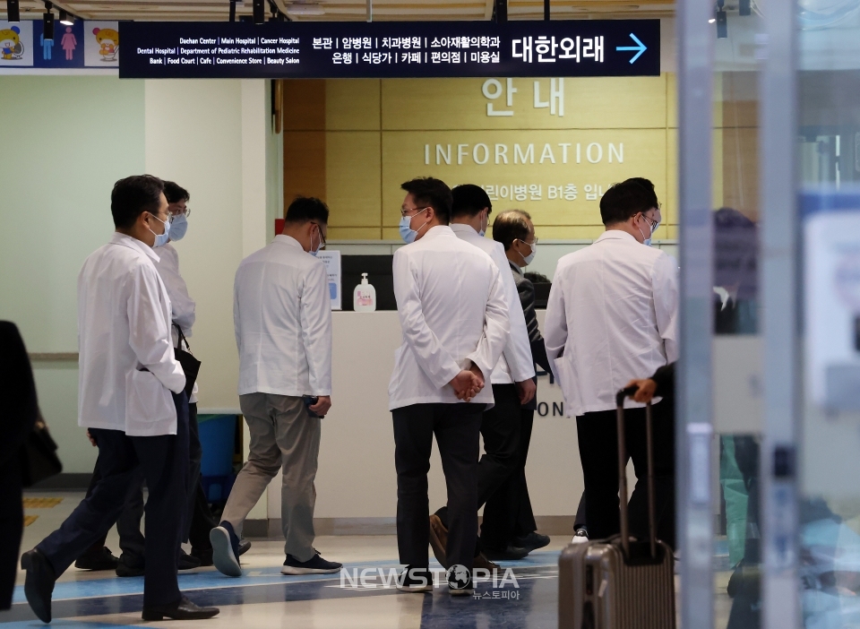 서울대 의대 교수들이 지난 18일 오후 서울 종로구 서울대학교 어린이병원에서 사직서 제출 시기 논의를 위한 총회를 마치고 이동하고 있다.ⓒ뉴시스