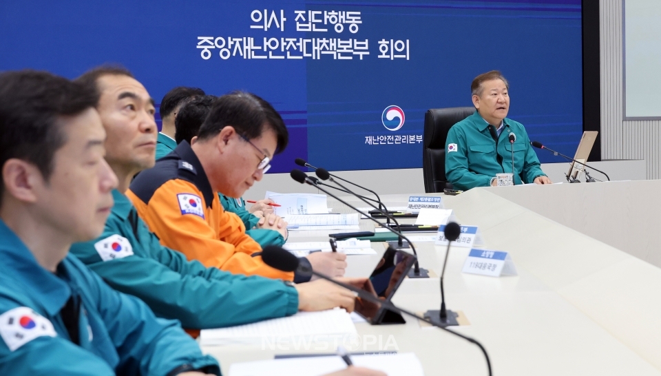 이상민 중앙재난안전대책본부 제2차장(행정안전부 장관)이 3일 세종시 정부세종청사에서 열린 의사 집단행동 중앙재난안전대책본부 회의에서 발언하고 있다. ⓒ뉴시스