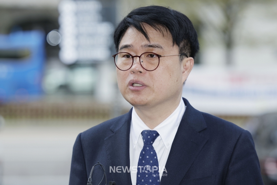 임현택 대한의사협회 회장 당선인이 5일 서울 여의도순복음교회에서 이영훈 담임목사 면담 전 취재진 질문에 답변하고 있다. 임 당선인은 의료계와 정부 갈등 국면을 해소하기 위해 종교계와 면담을 하고 있다.ⓒ뉴시스