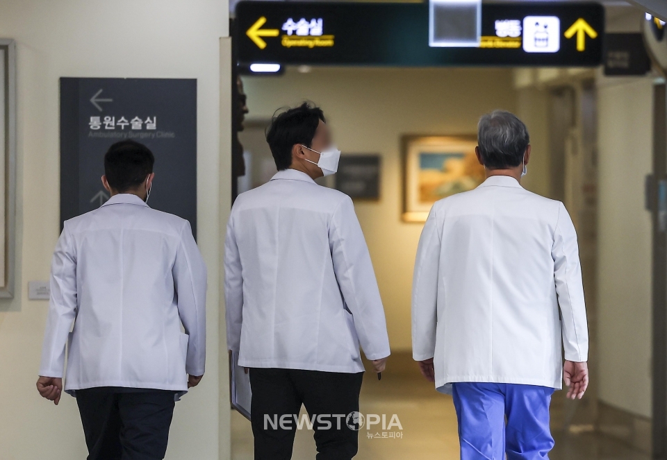 의대정원 확대로 정부와 의사 간 갈등이 장기화되고 있는 8일 서울시내 대학병원에서 의료진이 이동하고 있다.ⓒ뉴시스