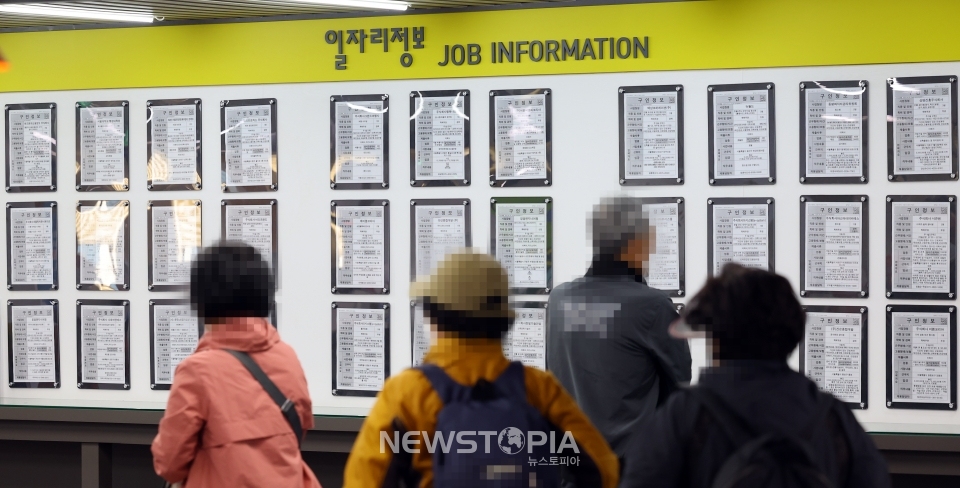 12일 서울 한 고용복지플러스센터에서 구직자들이 일자리정보 게시판을 살펴보고 있다. 통계청이 이날 발표한 '2024년 3월 고용동향'에 따르면 지난달 취업자 수는 전년 동월보다 17만3000명 오르는 데 그치며 37개월 만에 최소 증가폭을 기록했다.ⓒ뉴시스