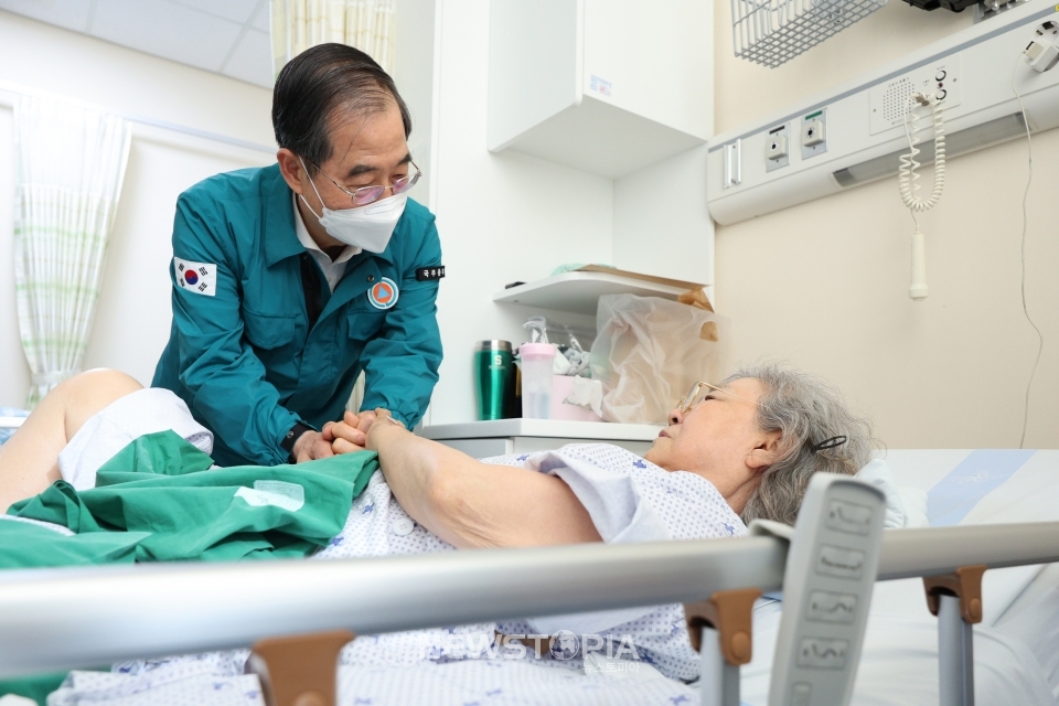 한덕수 국무총리가 18일 경기 성남시 국군수도병원을 방문해 현장점검에 나선 가운데 외상병동에 입원중인 환자를 위문하고 있다.ⓒ뉴시스