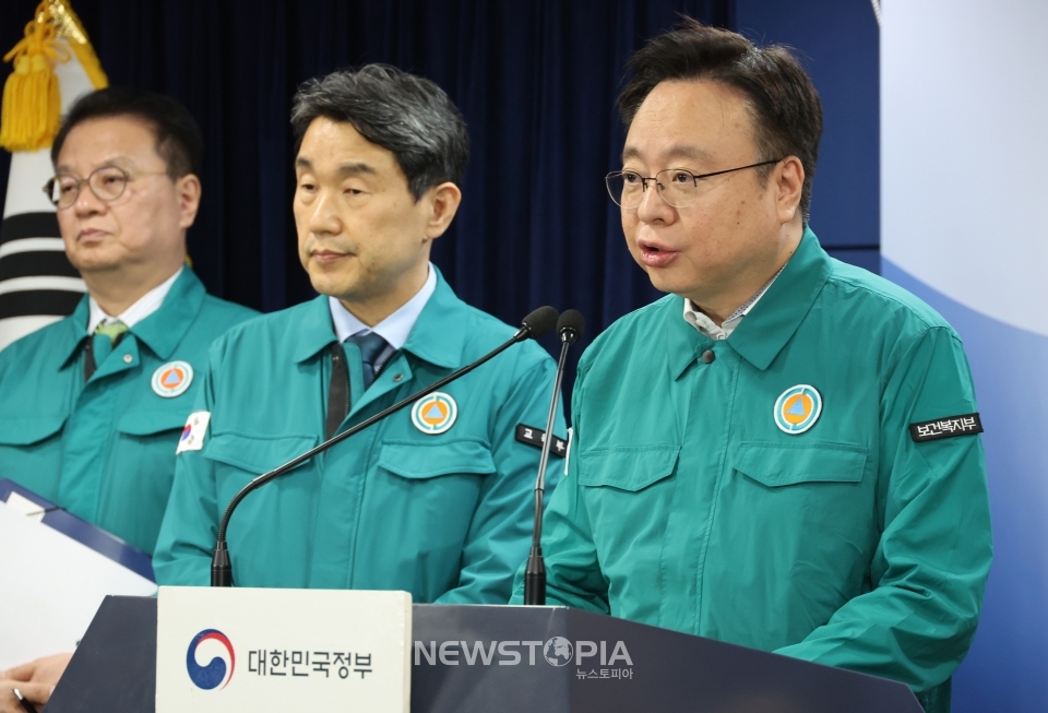 조규홍 보건복지부 장관이 19일 서울 종로구 정부서울청사에서 열린 거점국립대 총장 건의에 대한 정부입장 등 의대증원 관련 특별 브리핑에서 기자들의 질문에 답하고 있다. ⓒ뉴시스