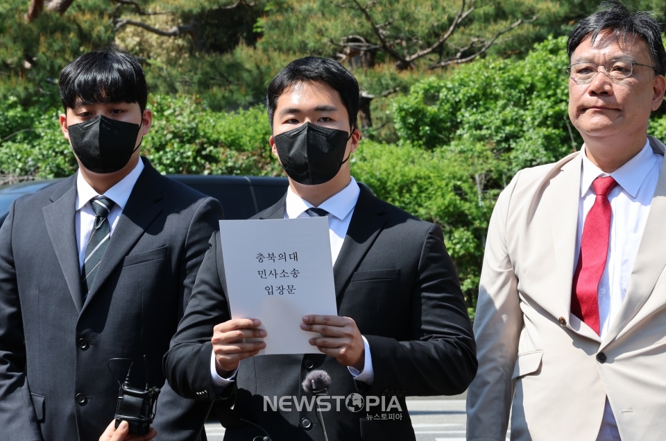 노정훈(가운데) 의대협 공동비대위원장이 22일 오후 서울 서초구 서울중앙지법 앞에서 전국 대학총장 상대 대입전형 시행계획 등 금지 가처분소송 관련 기자회견을 하고 있다. 왼쪽은 이준성(왼쪽) 충북대 의대 학생회장.ⓒ뉴시스