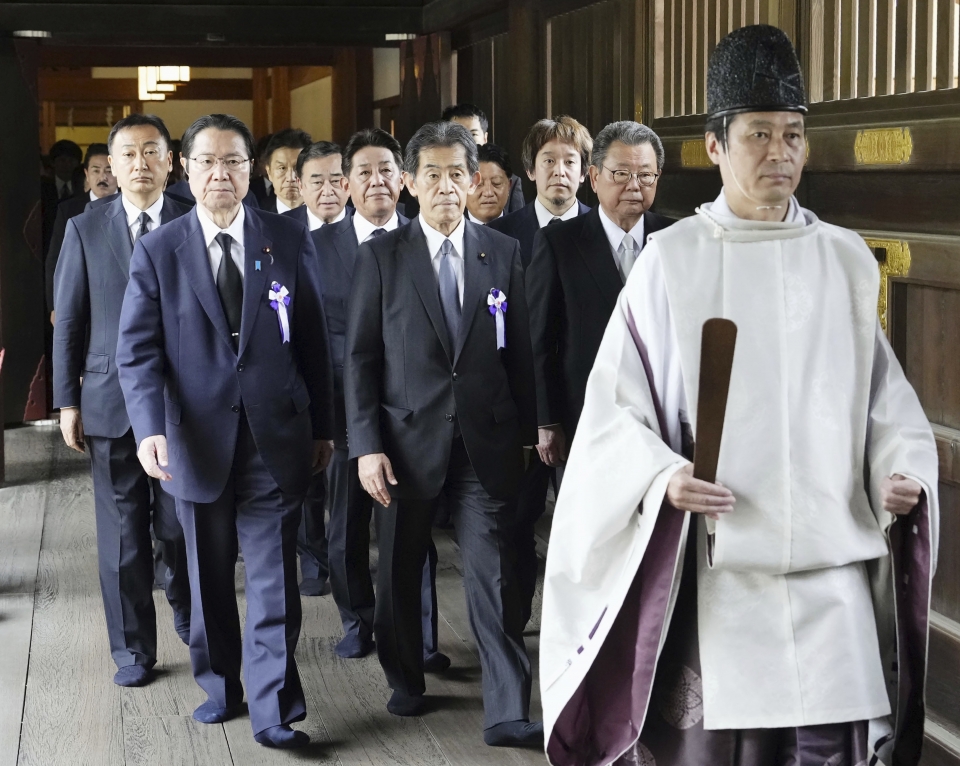 AP/뉴시스]일본 초당파 의원 모임인 '다함께 야스쿠니신사를 참배하는 국회의원 모임(이하 야스쿠니 모임)'이 23일 태평양 전쟁 A급 전범이 합사된 야스쿠니(靖国) 신사에 집단 참배했다. 사진은 '다함께 야스쿠니 신사를 참배하는 국회의원 모임' 소속 의원들이 지난해 8월 15일 야스쿠니 신사를 찾아 집단 참배하고 있는 모습.