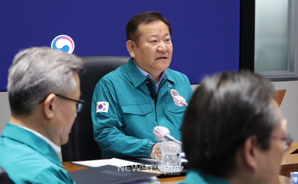 이상민 행정안전부 장관이 24일 오전 서울 종로구 정부서울청사 서울상황센터에서 열린 의사집단행동 중앙재난안전대책본부(중대본) 회의를 주재하며 발언하고 있다. ⓒ뉴시스