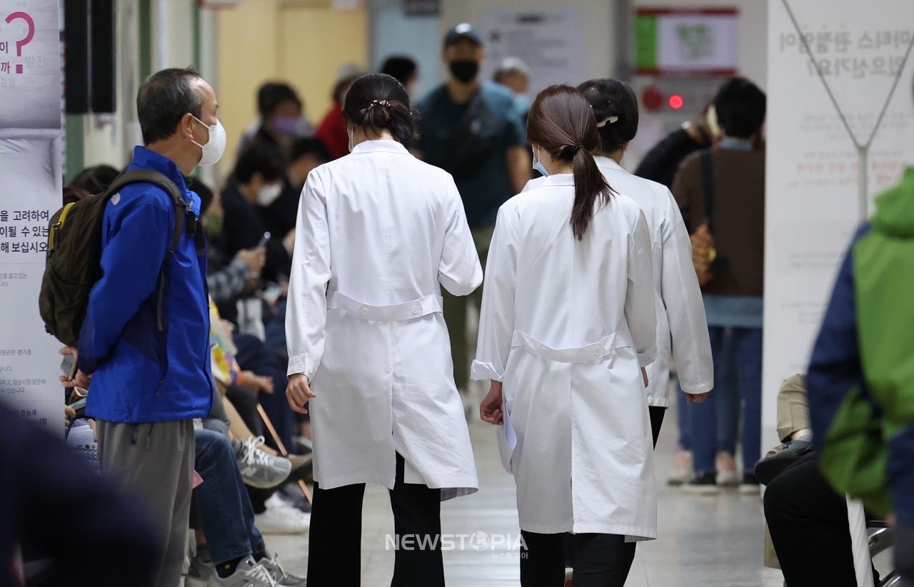 의정 갈등이 계속되고 있는 24일 대구 시내 한 대학병원에서 의료진들이 이동하고 있다. ⓒ뉴시스