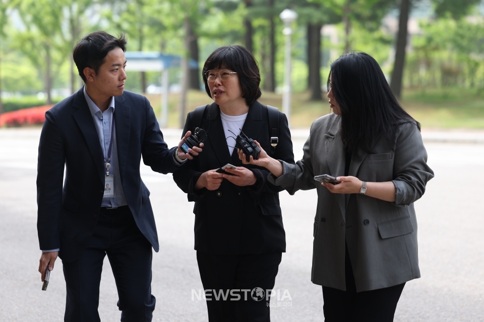유재은 국방부 법무관리관이 26일 경기 과천시 정부과천청사 공수처에서 채 상병 사망사건 수사 외압 사건 피의자 조사에 출석하고 있다. ⓒ뉴시스