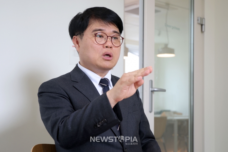 임현택 대한의사협회 신임 회장이 지난달 30일 서울 서대문구에서 뉴시스와 인터뷰를 하고 있다. ⓒ뉴시스
