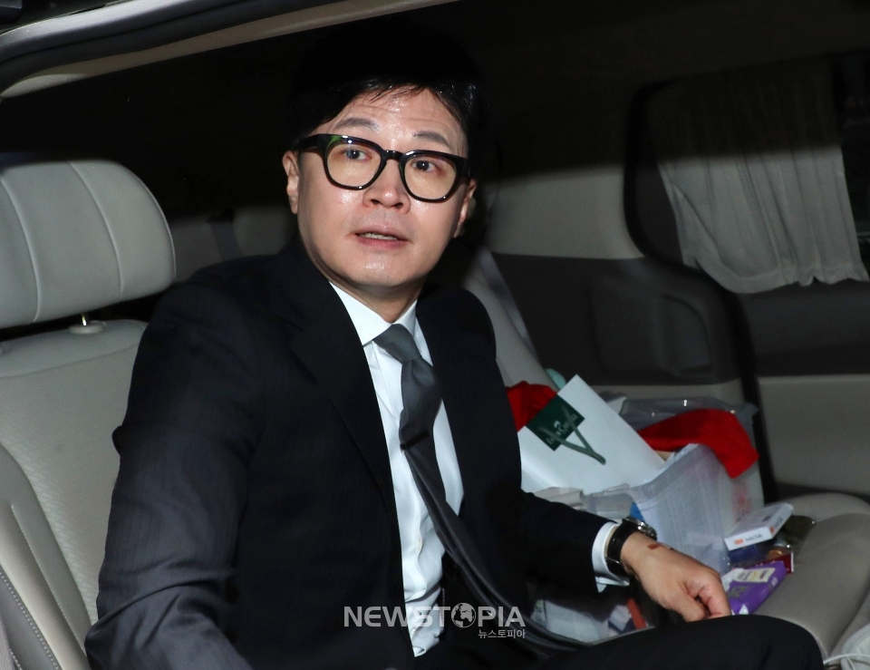 한동훈 국민의힘 비상대책위원장이 11일 오전 서울 여의도 중앙당사에서 제22대 총선 관련 입장발표를 마친 후 당사를 나서 차량에 탑승하고 있다.2024.04.11.ⓒ뉴시스