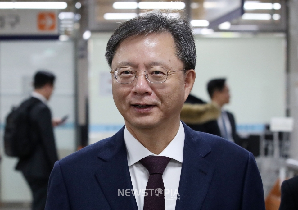 우병우 전 청와대 민정수석이 19일 오후 서울 서초구 고등법원에서 열린 국회에서의 증언·감정 등에 관한 법률위반 등 항소심 공판준비기일을 마친 뒤 나서고 있다. 2019.12.19.ⓒ뉴시스