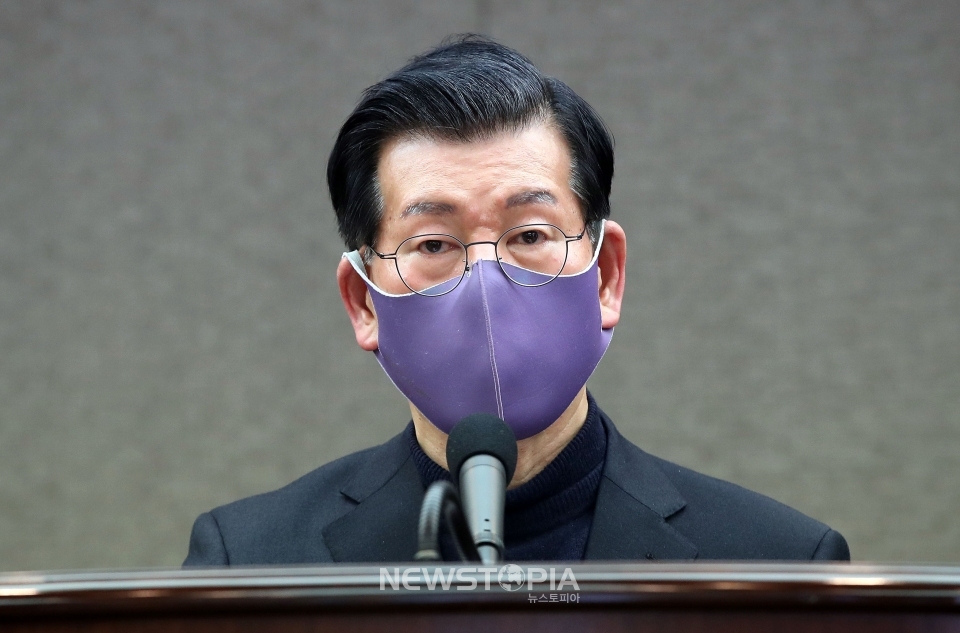'굿바이, 이재명' 저자 장영하 변호사가 7일 오전 서울 중구 프레스센터에서 수원구치소에 수감된 국제마피아파 박철민 씨에 대한 압수수색 및 이재명 전 대선 후보의 의혹 관련 기자회견을 하고 있다. 2022.04.07.ⓒ뉴시스