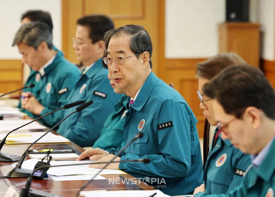 한덕수 국무총리가 13일 오전 서울 종로구 정부서울청사에서 열린 의사집단행동 중앙재난안전대책본부 회의에서 발언하고 있다. ⓒ뉴시스