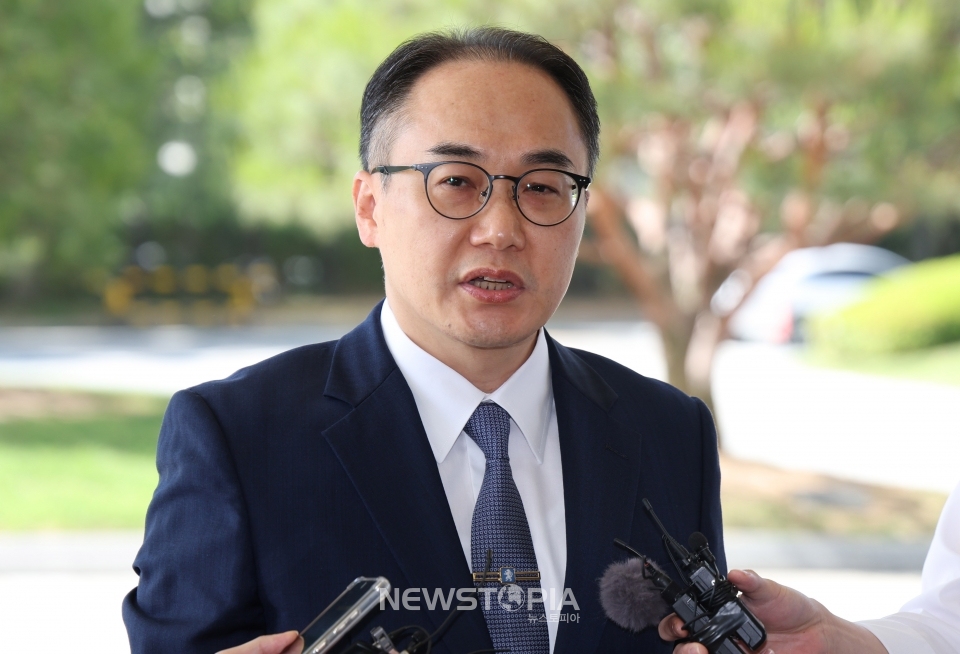 이원석 검찰총장이 14일 오전 서울 서초구 대검찰청에서 출근하며 취재진의 질문에 답변하고 있다.ⓒ뉴시스