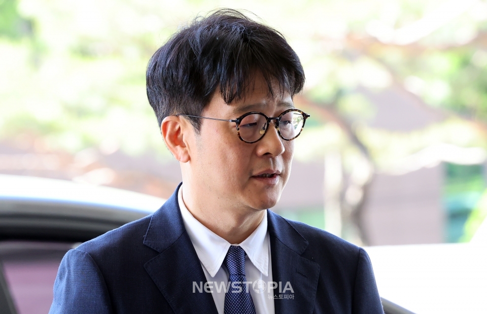 이창수 신임 서울중앙지검장이 16일 서울 서초구 서울중앙지검으로 출근하며 기자들의 질문에 답하고 있다.ⓒ뉴시스