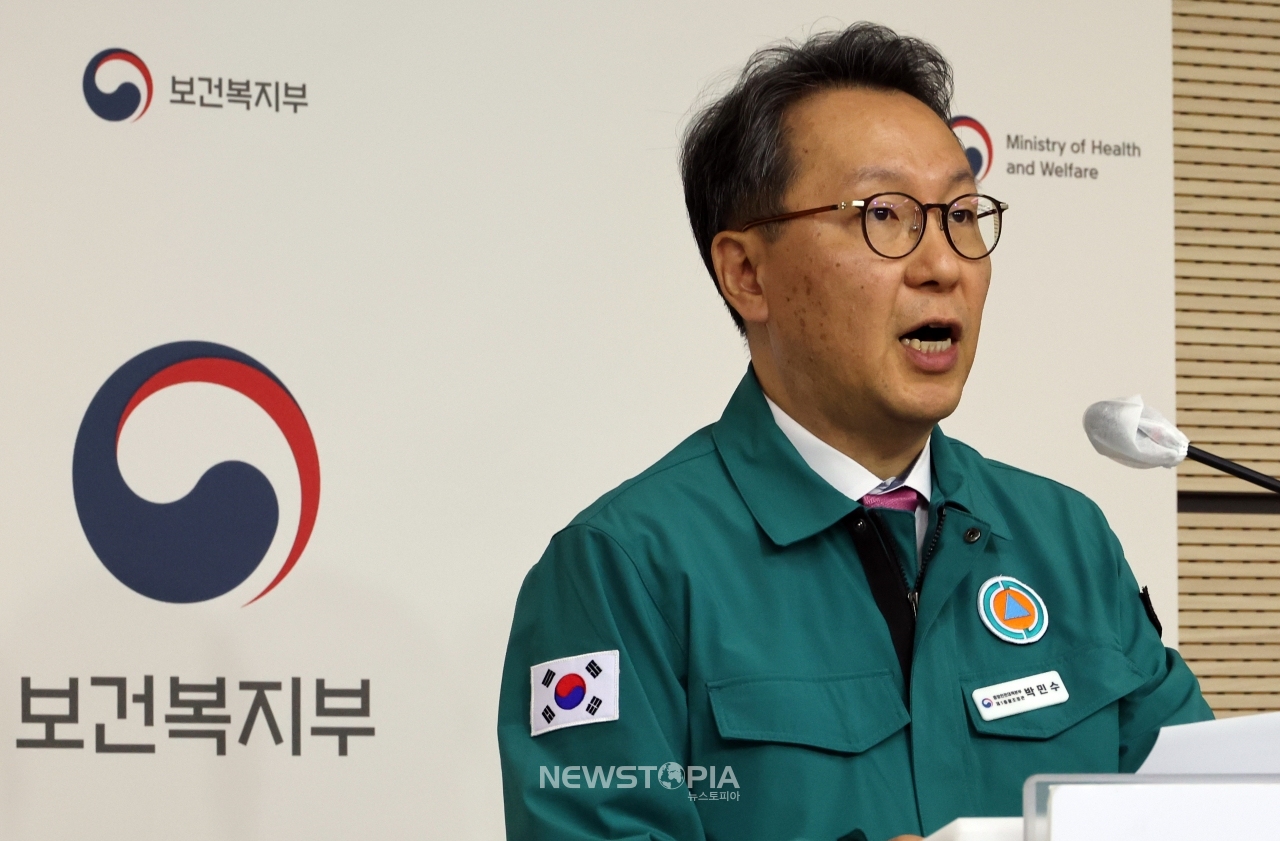 박민수 중앙재난안전대책본부 제1총괄조정관(보건복지부 제2차관)이 20일 세종시 정부세종청사에서 의사 집단행동 중대본 회의 주요 내용 등을 발표하고 있다. ⓒ뉴시스