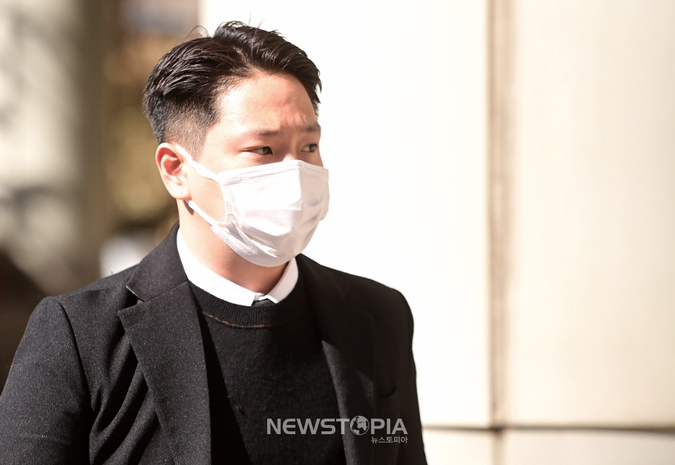 강제추행 혐의 그룹 비에이피(B.A.P) 출신 힘찬(본명 김힘찬)이 24일 오후 서울 서초구 서울중앙지방법원에서 열린 1심 선고공판에 출석한 뒤 법원을 나서고 있다. 김 씨는 징역 10월을 선고 받았다.2021.02.24.ⓒ뉴시스