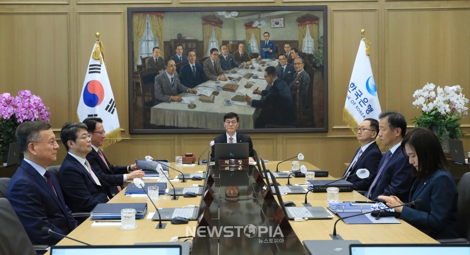 이창용 한국은행 총재가 23일 오전 서울 중구 한국은행에서 열린 금융통화위원회 본회의에서 회의를 주재하고 있다.(사진제공=한국은행)