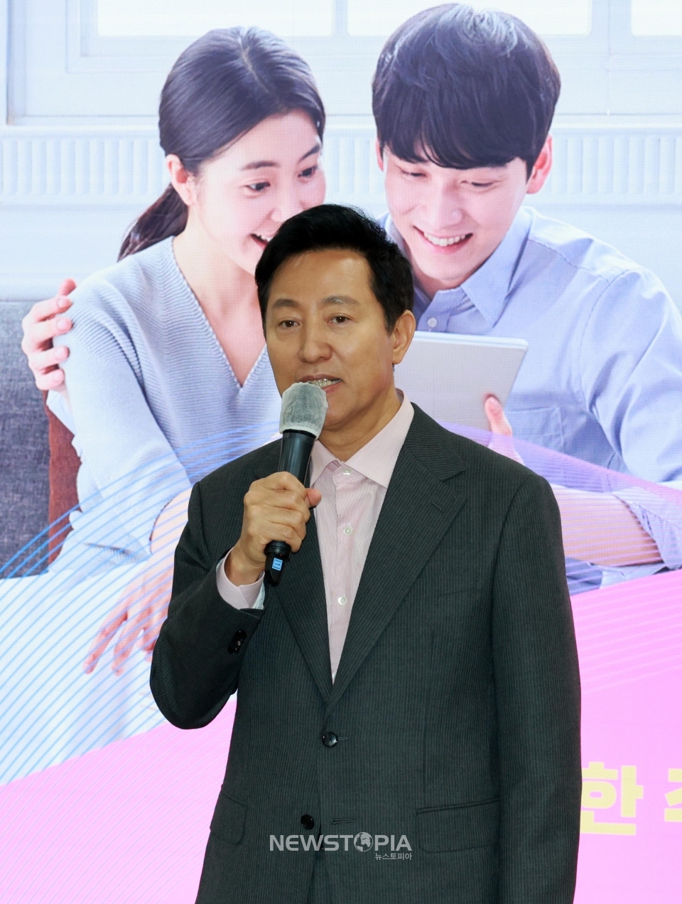 오세훈 서울시장이 29일 오전 서울 중구 서울시청 브리핑룸에서 열린 저출생 대응 신혼부부 공공주택 확대 방안 발표를 마치고 취재진 질문에 답변하고 있다. ⓒ뉴시스