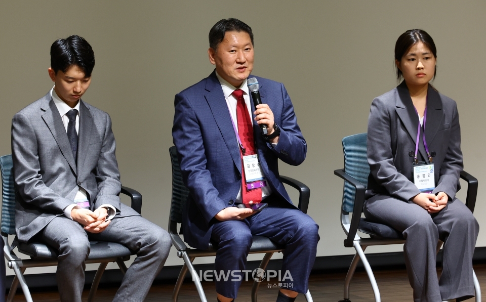 김창수 전국의과대학교수협의회장이 31일 오전 서울 서초구 서울성모병원에서 열린 가톨릭대학교 의과대학 교수협의회와 비상대책위원회가 주최한 '의정갈등을 넘어 미래 의료 환경으로' 심포지엄에서 발언하고 있다.ⓒ뉴시스