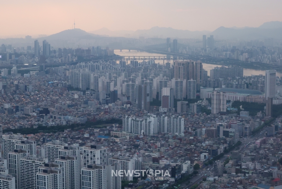 사진은 지난 30일 서울 상공에서 바라본 서울 시내 아파트. 사진상 보이는 다리 아래쪽이 강남구와 송파구 일대.ⓒ뉴시스