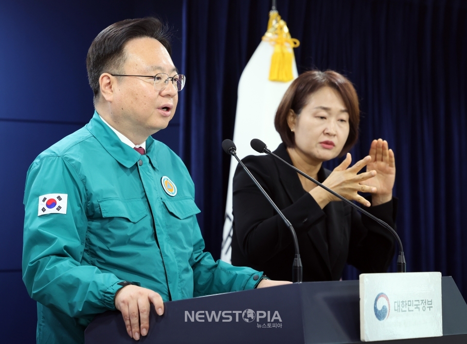 조규홍 보건복지부 장관이 4일 오후 서울 종로구 정부서울청사에서 전공의 사직서 수리금지명령과 진료유지명령, 업무개시명령 철회 내용을 담은 의료개혁 관련 현안 브리핑을 하고 있다.ⓒ뉴시스