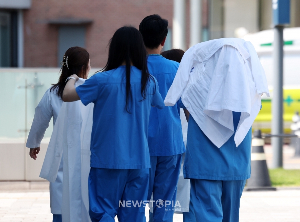 정부가 전공의들에 대한 사직서 수리 금지 및 업무개시명령을 철회한 4일 오후 서울시내 한 병원에서 의료진이 이동하고 있다. ⓒ뉴시스