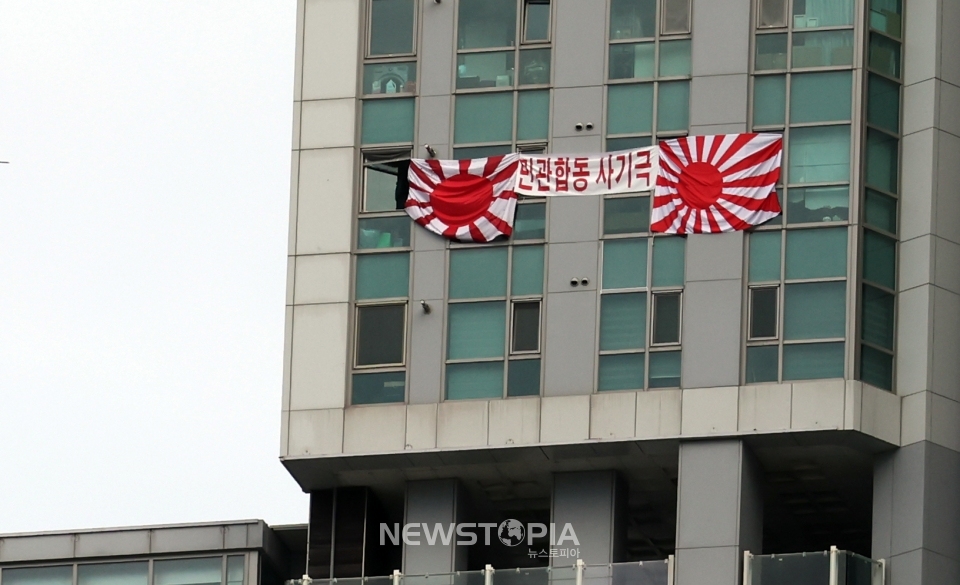 제69회 현충일인 6일 부산 수영구의 한 43층짜리 주상복합건물 고층 창문에 일본 군국주의의 상징인 욱일기가 내걸려 시민들이 분노하고 있다.ⓒ뉴시스