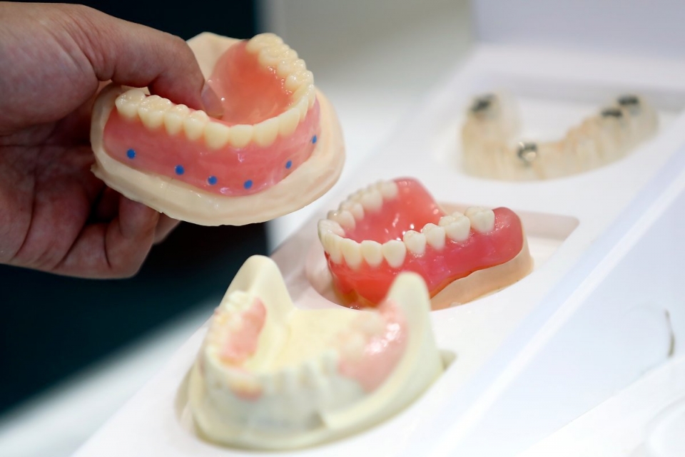 지난 26일 서울 강남구 코엑스에서 열린 제20회 서울국제치과기자재전시회에서 관람객이 보철물을 살펴보고 있다.ⓒ뉴시스