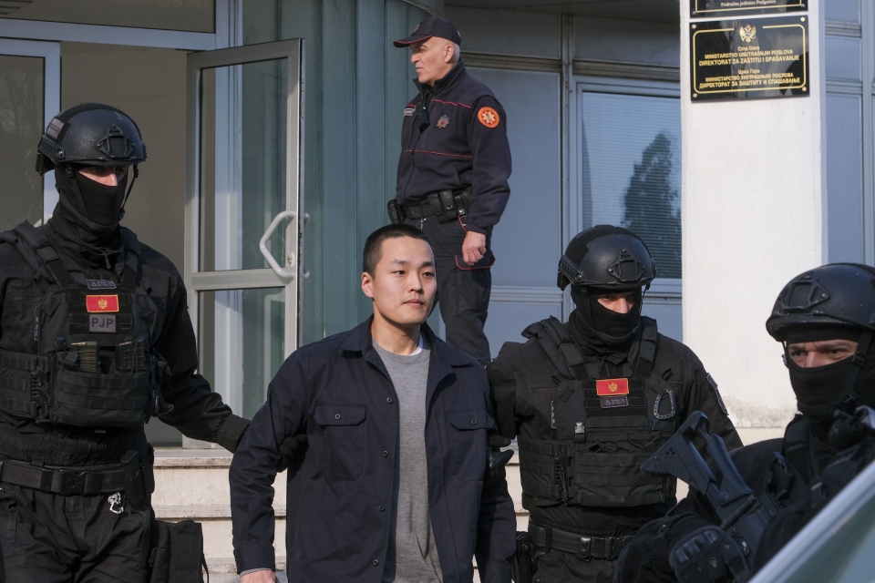 AP/뉴시스] 가상화폐 '테라·루나' 사태의 핵심 인물 권도형 테라폼랩스 대표가 23일(현지시각) 몬테네그로 포드고리차의 경찰청에서 조사를 받은 후 경찰관들에게 이끌려 나오고 있다. 스푸즈 교도소에서 4개월의 형기를 마치고 출소한 권 씨는 조사 후 외국인수용소로 이송됐으며 이곳에서 한국 송환과 관련해 대법원의 결정을 기다리게 됐다. 2024.03.24.