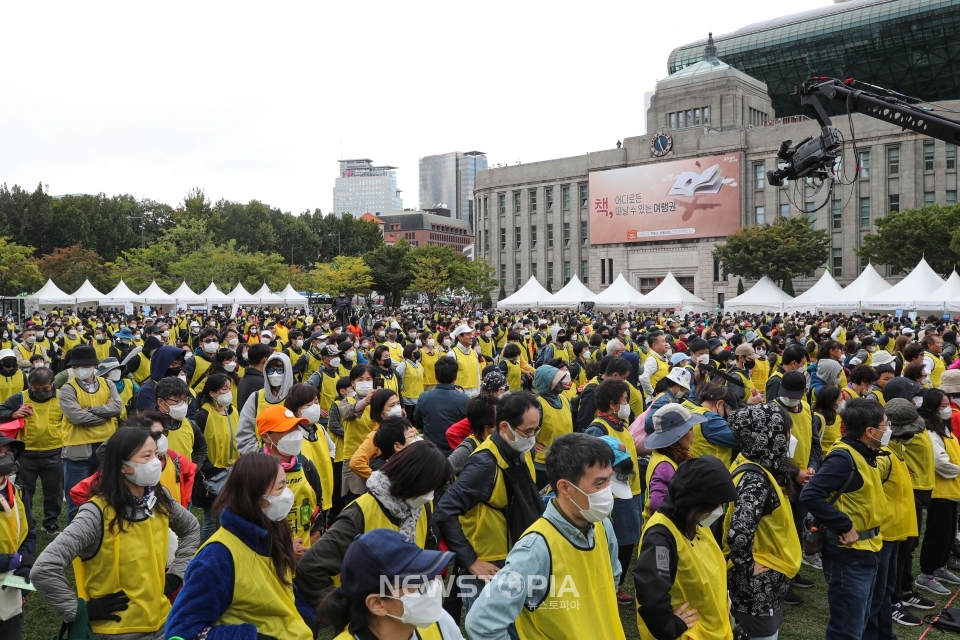 10일 오전 서울 중구 서울광장에서 열린 '건강한마당&손목닥터 9988 걷기 챌린지'에 참여한 시민들이 건강댄스 플래시몹을 추고 있다. 건강 한마당은 2016년부터 매년 건강을 주제로 열린 시민참여 프로그램으로 코로나19 등으로 3년 만에 다시 열렸다.ⓒ뉴시스