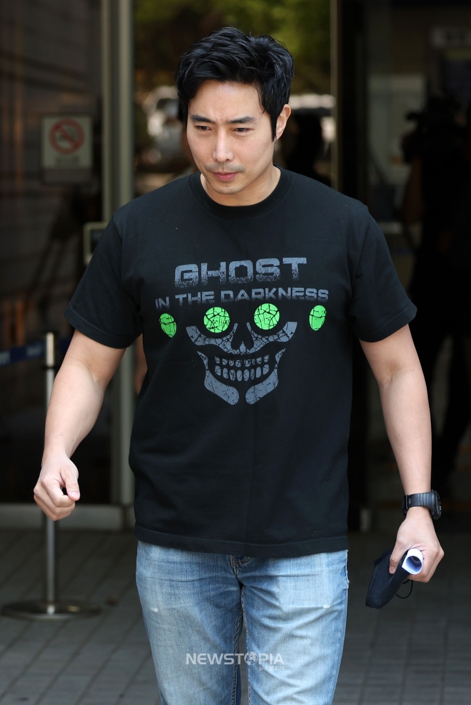 러시아-우크라이나 전쟁 의용군 참전 여권법 위반 및 도주치상 혐의로 기소된 이근 전 대위가 18일 서울 서초구 서울중앙지법에서 열린 항소심 선고공판에서 징역 1년6개월, 집행유예 3년형을 선고받은 후 법정을 나서며 입장을 말하고 있다. ⓒ뉴시스