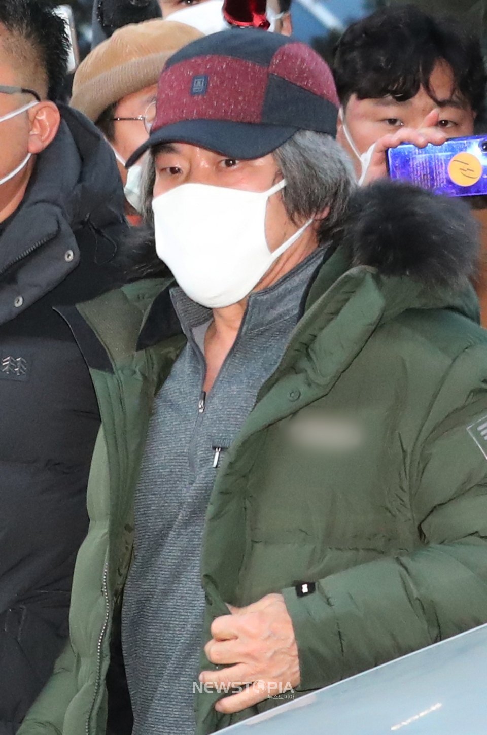 아동 성폭행 혐의로 징역 12년을 복역 후 출소한 조두순이 지난 2020년 안산시 안산준법지원센터에서 행정절차를 마치고 이동하고 있다. ⓒ뉴시스