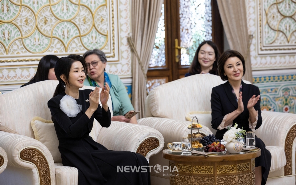 조수정 기자 = 우즈베키스탄을 국빈 방문한 윤석열 대통령 부인 김건희 여사가 14일(현지시간) 타슈켄트 우즈베키스탄 대통령궁 히바동에서 지로아트 미르지요예바 우즈베키스탄 영부인과 우즈벡 전통 예식 재현을 보며 박수치고 있다.ⓒ뉴시스