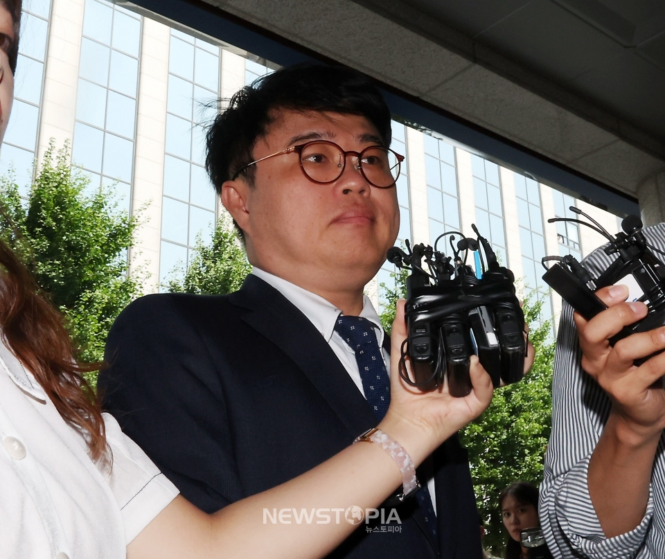 전공의 집단 사직 공모 혐의를 받는 임현택 대한의사협회 회장이 20일 오전 서울 마포구 서울경찰청 공공범죄수사대에서 조사를 위해 출석하고 있다.ⓒ뉴시스