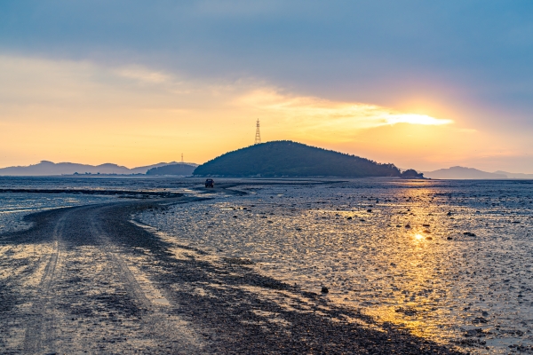 충남 서산 중리어촌체험마을에서 보는 웅도바다갈라짐.김정흠 촬영. (사진=한국관광공사 제공)
